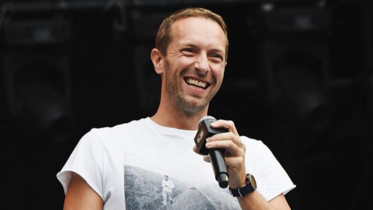 Coldplay : Chris Martin déguisé fait la surprise en chantant une chanson inédite ... en karaoké