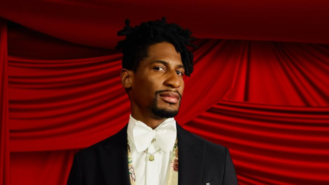 Jon Batiste rend hommage à l'Amérique en réinterprétant l'hymne du pays au Super Bowl 2025