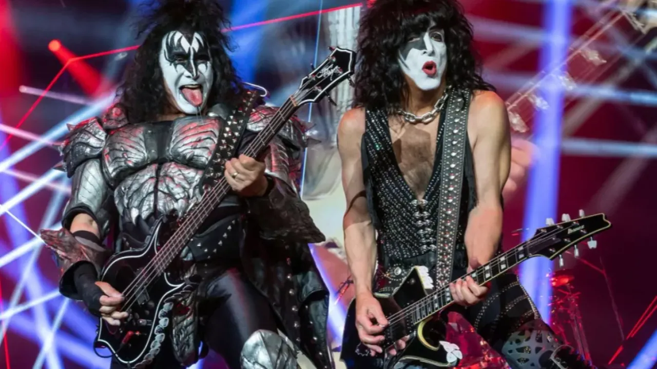 Kiss : Gene Simmons au plus mal le bassiste s’assoit lors d’un concert. 