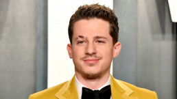 Charlie Puth offre une version acoustique au titre « Light Switch » (vidéo)